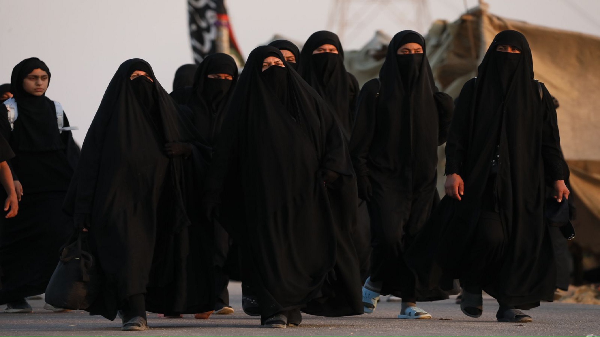 مع بلوغ حشود الزيارة الأربعينية الذروة ..  القوات الأمنية تطوّق نزاعاً في النجف ومواجهة في كربلاء